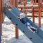 Kind spielt auf einer König Spielschiff mit Spiralrutsche auf einem Spielplatz.