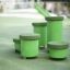 Grüne Spring Pflöcke auf Spielplatz mit Gummibelag.