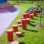 Rote Spring Pflöcke auf einem Spielplatz im Freien.