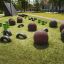 Spring Pflöcke auf Spielplatz mit grünem Kunstrasen.