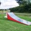 Rampe für Skateboard und Roller auf grüner Wiese im Park.