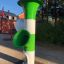 Grün-weißer Ballfänger auf einem Kinderspielplatz.