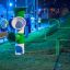 Ballfänger-Spielgerät in einem Park bei Nacht beleuchtet