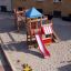 Spielkombination mit Spielturm, Rutsche und Sandkasten im Außenbereich