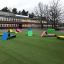 Bunte Outdoor-Spielgeräte auf einem Schulhof.
