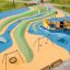 Spielplatz mit Nestschaukel Solaris und kunterbuntem Klettergerüst.