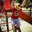Junge spielt auf Twister Spielanlage mit Rutsche auf einem Spielplatz.