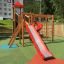 Twister Spielanlage mit Rutsche und Kletterelementen auf Spielplatz.