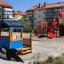 Spielplatz mit Twister Spielanlage und Rutsche in einer städtischen Umgebung.