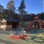 Twister Spielanlage mit Rutsche und Karussell auf einem Kinderspielplatz