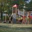 Spielplatz mit Twister Spielanlage, Rutsche und Kletterwand in einem Park.