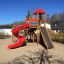 Spielplatzgerät Twister Spielanlage mit Rutsche auf einem Spielplatz mit Sandboden.