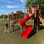 Kinder spielen auf einem Spielplatz mit Twister Spielanlage und Rutsche.