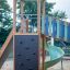 Twister Spielanlage mit Rutsche und Kletterwand auf einem Spielplatz.