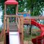 Twister Spielanlage mit Rutsche und Klettergerüst auf einem Spielplatz