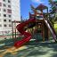 Kinderspielplatz Twister Spielanlage mit Rutsche und Klettermöglichkeiten im Freien.