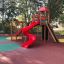 Farbenfrohe Twister Spielanlage mit Rutsche auf einem Spielplatz
