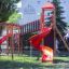 Kinder spielen auf einem Twister Spielanlage mit Rutsche auf einem Spielplatz.