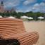 Moderne Sofa Wave aus Holz am Strand mit Blick auf das Schloss.