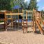 Tarzan Spielanlage mit Spielturm, Tunnel und Rutsche auf einem Spielplatz.