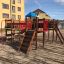 Tarzan Spielanlage mit Spielturm, Tunnel und Rutsche auf einem Spielplatz
