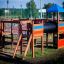 Buntes Tarzan Spielanlage mit Spielturm, Tunnel und Rutsche auf einem Spielplatz.