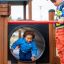 Kinder spielen auf Tarzan Spielanlage mit Spielturm und Rutsche.