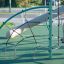 Detailansicht der Kletterstruktur Sirius Kletteranlage mit Netz und Rutsche auf einem Spielplatz.