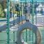 Kletteranlage Sirius mit Kletterwand und Hängereifen auf Spielplatz.