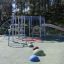 Sirius Kletteranlage mit Kletterwand, Rutsche und Kletterelementen auf einem Spielplatz im Freien.