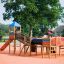 Piraten Basis Spielanlage mit Kletterwand, Tunnel und Rutsche auf einem Kinderspielplatz.