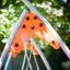 Orange-weiße Einzeln Schaukel Solaris für Kinder im Garten.