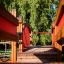 Rote Holzbrücke und Kletterelemente im Spielplatz Drei Spieltürme Festung mit Rutsche.
