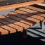 Nahaufnahme von Holzplanken und Metallstruktur des Spielgeräts Drei Spieltürme Festung mit Rutsche.