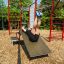 Mann trainiert auf einem New Age Fit MEDIUM Outdoor-Fitnessgerät.