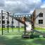 Outdoor-Fitnessgerät New Age Fit MEDIUM auf einem städtischen Spielplatz.
