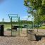 Grünes Outdoor-Fitnessgerät im Park, New Age Fit.