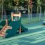 Kinder-Rutsche mit Drachenschwanz-Design auf einem Spielplatz