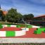 Bunte Multiarena für Outdoorspiele auf dem Schulhof.