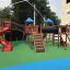 Große Weltraumstation Spielgerät mit Türmen, Rutsche und Kletterelementen auf einem Spielplatz.