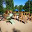 Weltraumstation mit Spieltürme und Spiralrutsche im Freien auf einem Spielplatz.