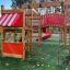 Weltraumstation mit Spieltürme und Spiralrutsche aus Holz auf einem Spielplatz.