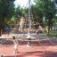Kinder spielen auf einem Fallschutzplatte 55 im Park.