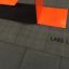 Fallschutzplatte 55 auf einem Spielplatz mit orangefarbenen Elementen.