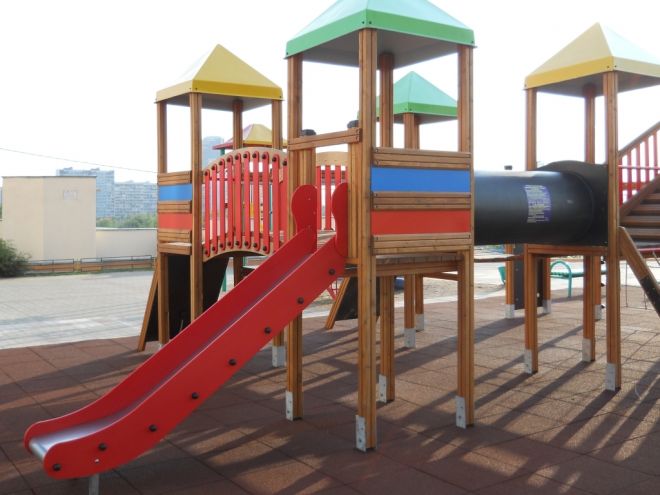 Kinder Spielplatz mit rutschfester Fallschutzplatte 55, Rutsche und Klettergerüst.