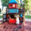 Kinder spielen auf einem bunten Spielplatz mit Fallschutzplatte 75.