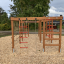 Holz-Klettergerüst für Kinder im Freien mit Rutsche und Sprossenwand.