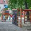 Kinder spielen auf Schimpanse Klettergerüst im Freien