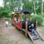 Kinder spielen in einem Lokomotive Spielhaus mit Wagon auf einem Spielplatz.