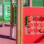 Rotes Spieltafel Memory auf einem Spielplatz mit weiteren bunten Spielgeräten